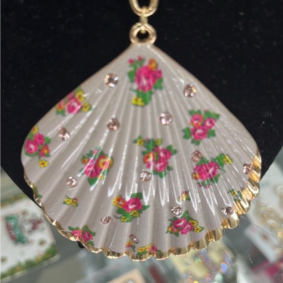 NWT Large, gorgeous shell necklace - Picture 3 of 4